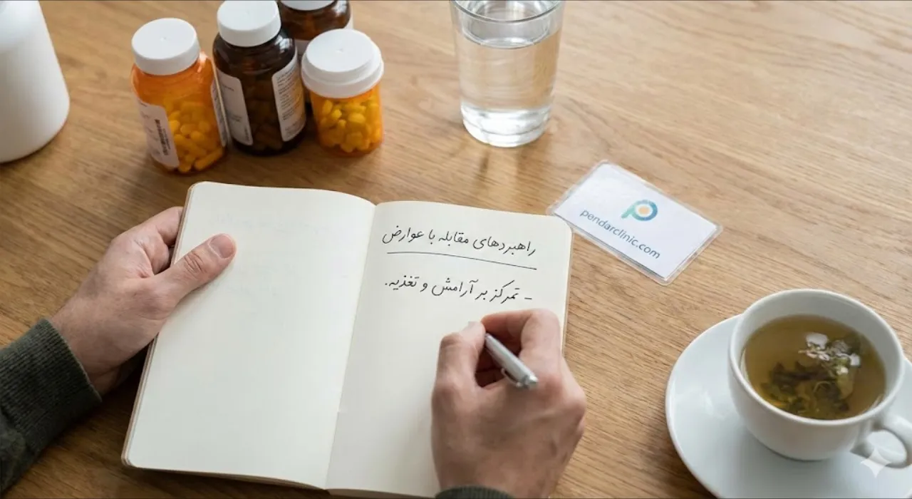 فردی در حال یادداشت برداری از علائم و مشورت با پزشک درباره داروهای ضد افسردگی